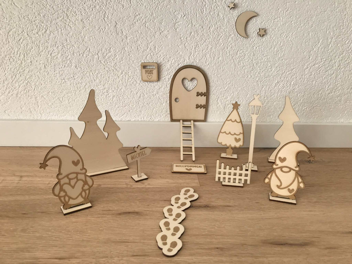 Wichteltür aus Holz mit Zubehör als stilvolle Weihnachtsdekoration.