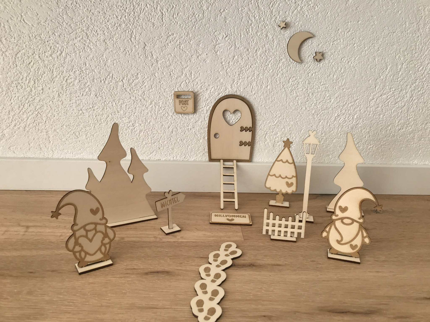 Stilvolle Wichteltür aus Holz mit Zubehör für Weihnachtsdekoration, alternative zum Adventskalender.