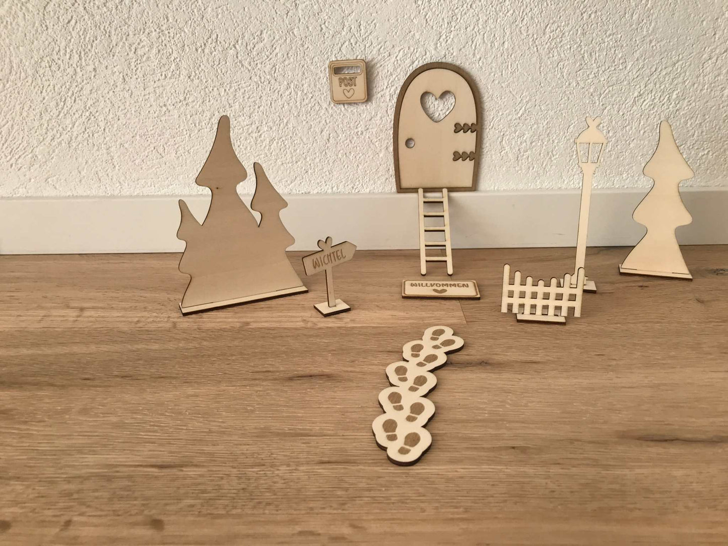 Wichteltür und Zubehör aus Holz für stilvolle Weihnachtsdekoration.