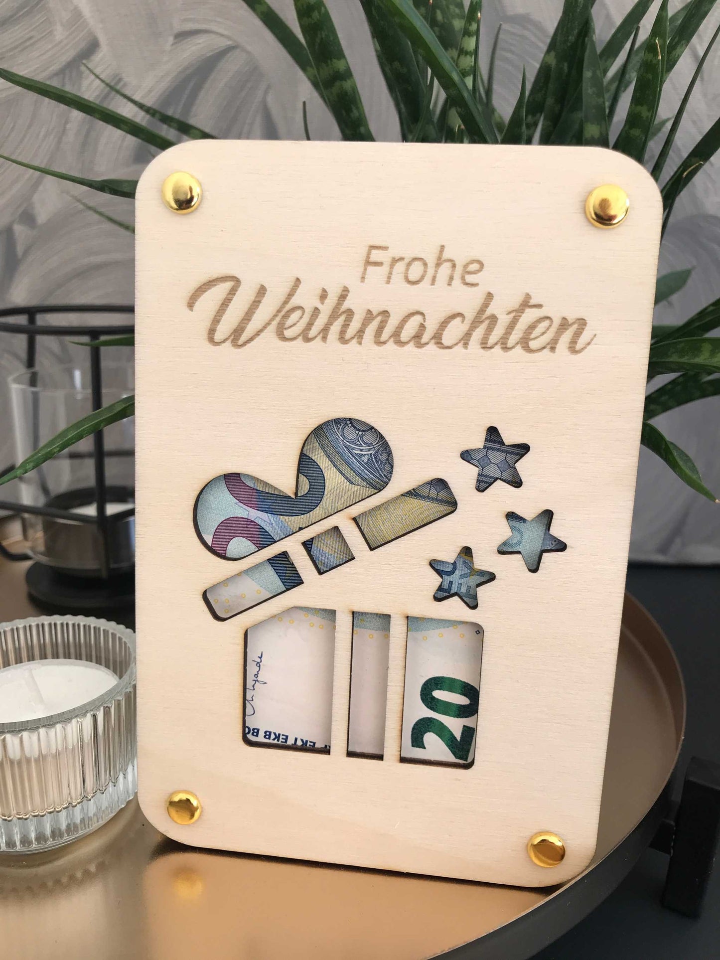 Festliche Geldkarte Holz "Frohe Weihnachten" mit dekorativen Ausschnitten und Klammern, ideal für kreative Weihnachtsgeschenke.