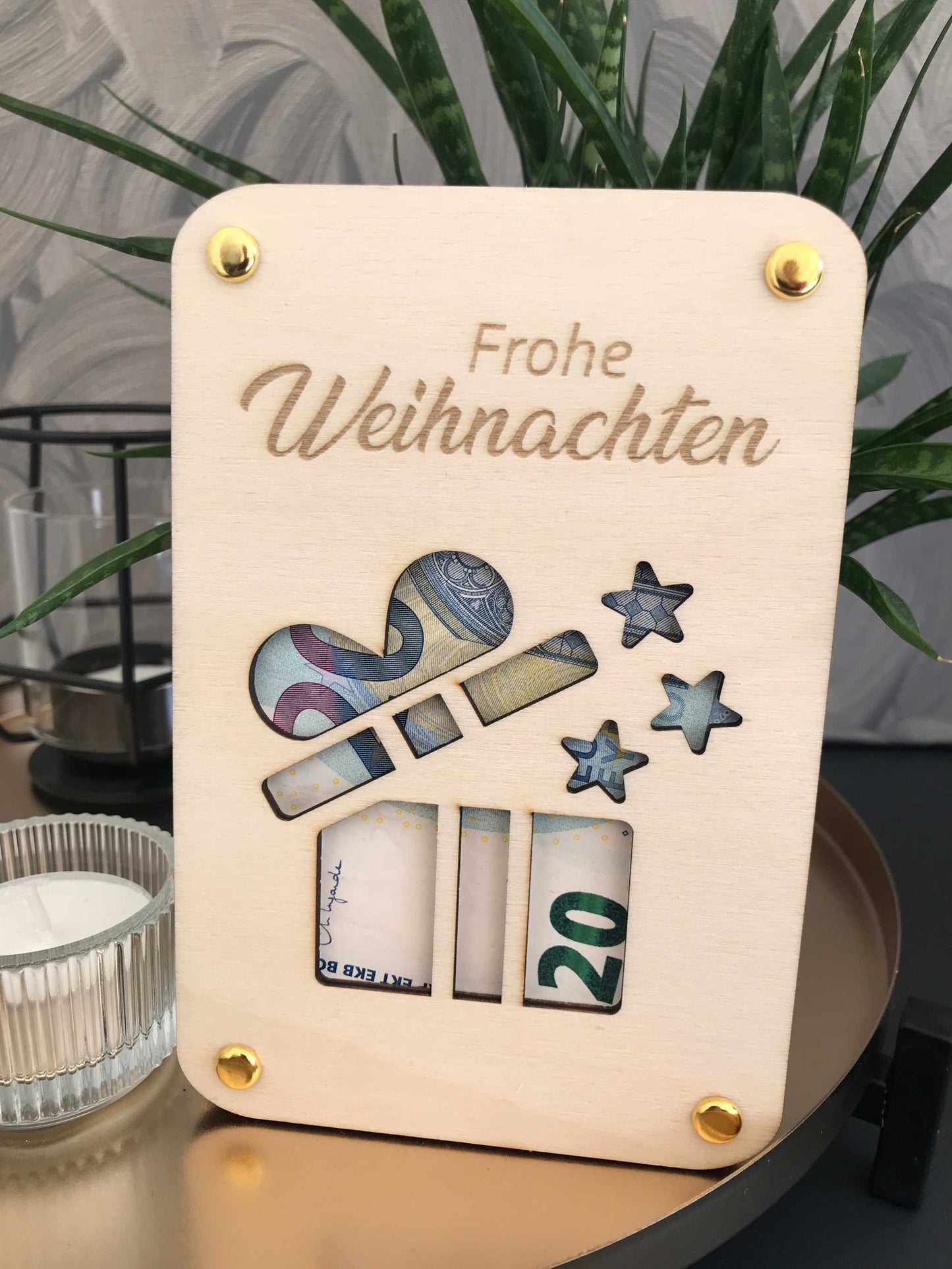 Weihnachtliche Geldkarte mit "Frohe Weihnachten" Gravur, stilvoll für kreative Geldgeschenke verpackt.