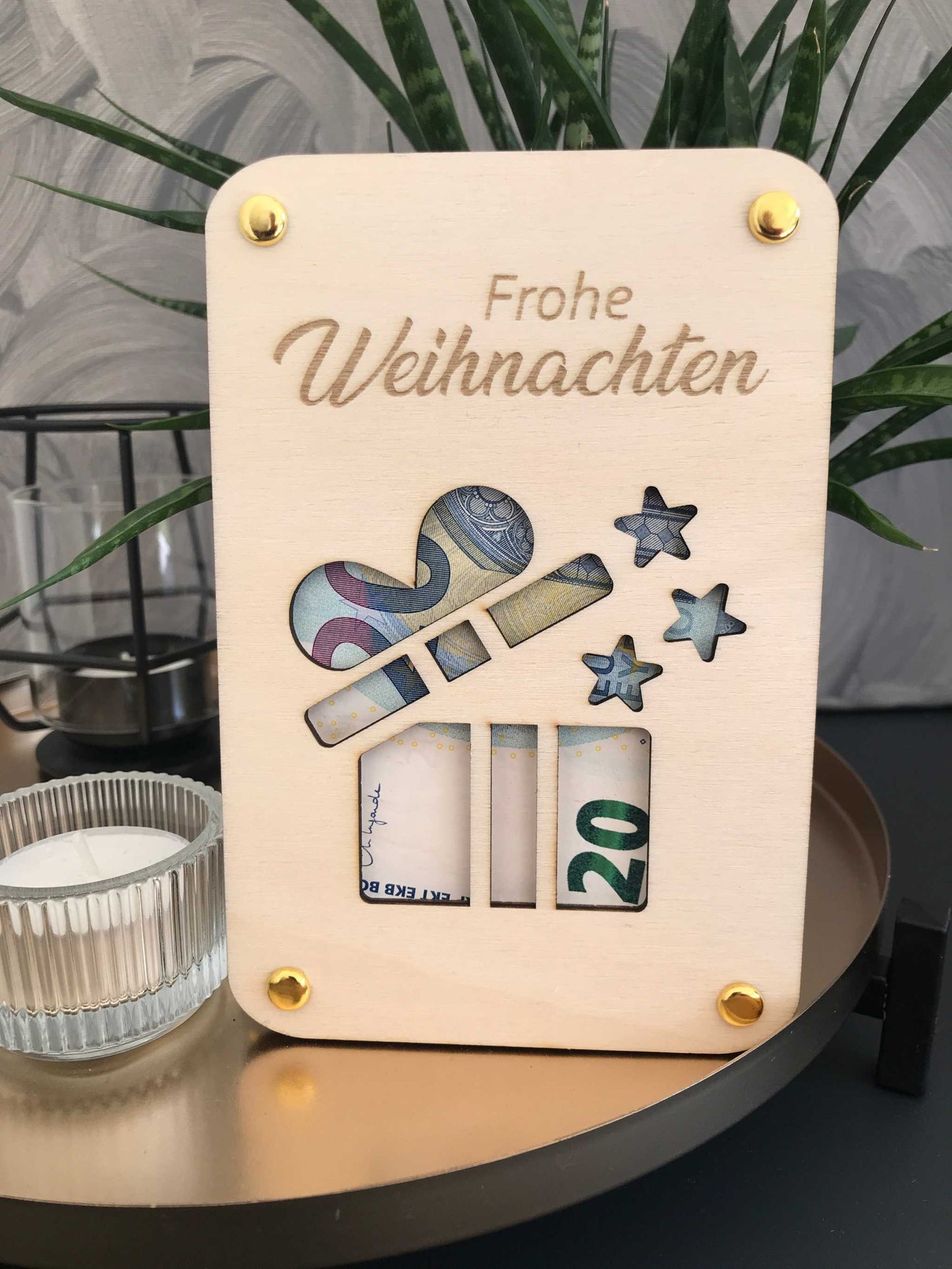 Stilvolle weihnachtliche Geldkarte in Holzoptik, mit Dekoelementen und "Frohe Weihnachten"-Gravur, ideal für kreative Geldgeschenke.