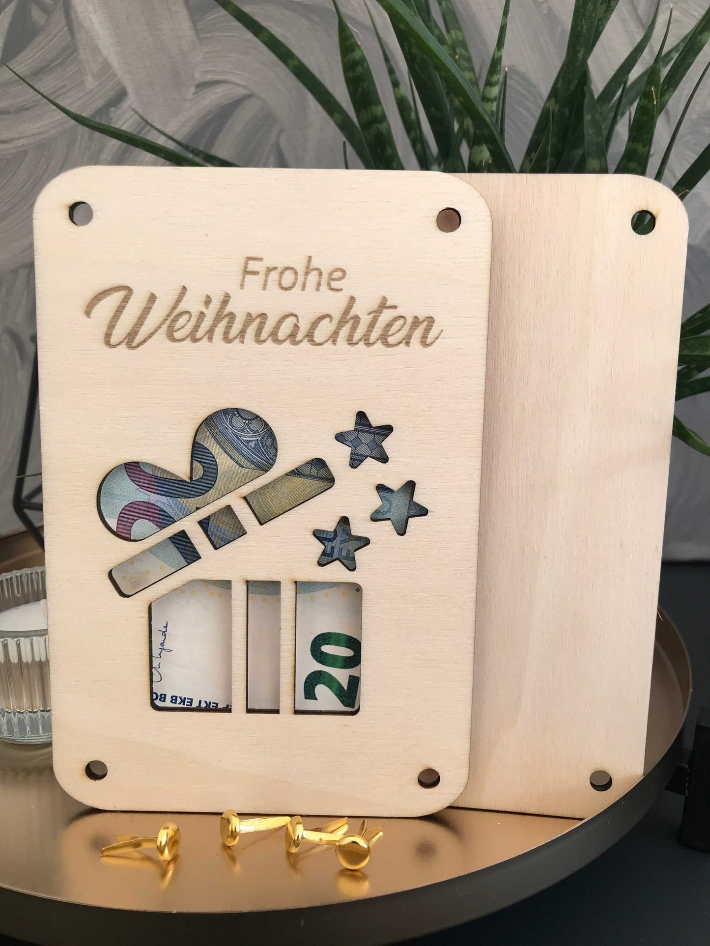 Weihnachtliche Geldkarte aus Holz mit "Frohe Weihnachten" Gravur und dekorativen Sternen.