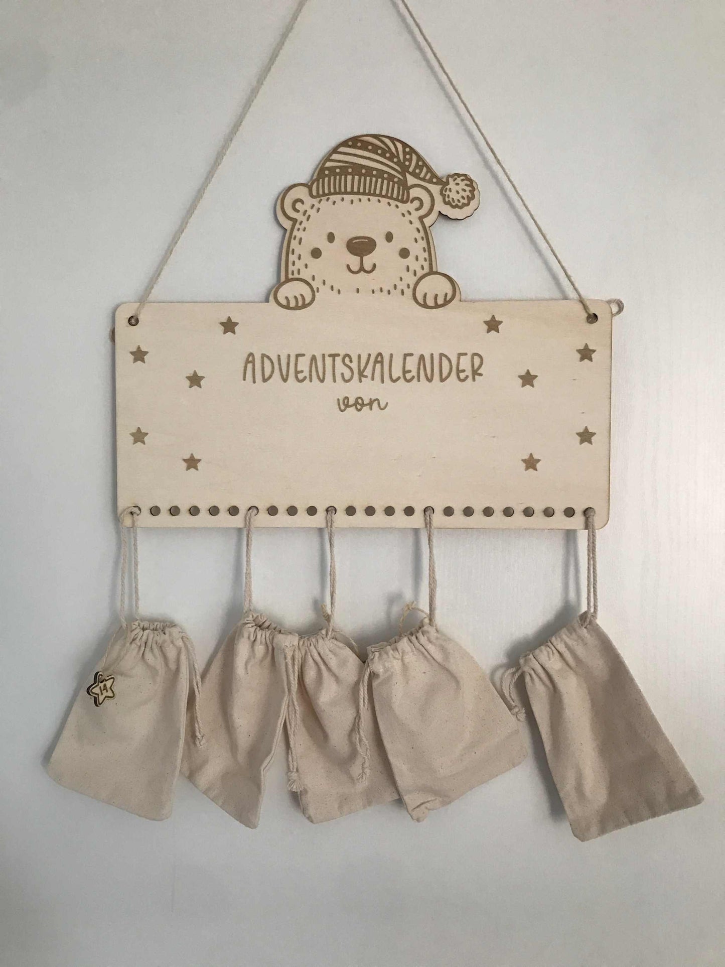 Personalisierbarer Holz-Adventskalender mit Jutesäckchen, festliche Weihnachtsdekoration.