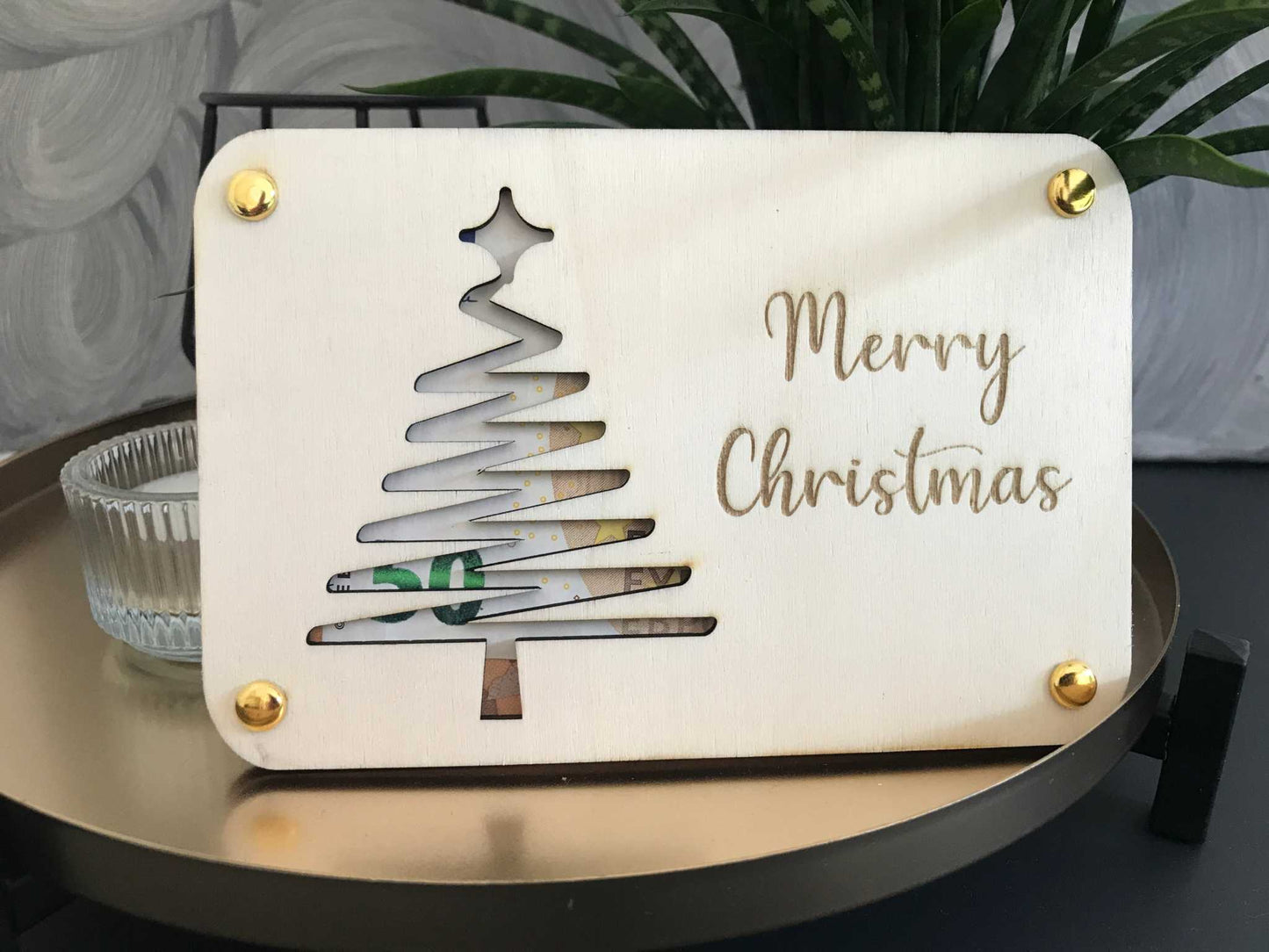 Weihnachtliche Geldkarte mit Tannenbaum-Ausschnitt und "Merry Christmas" Gravur, stilvoll für Geldgeschenke.