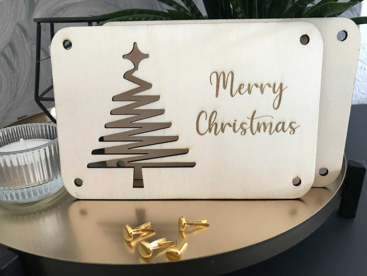Weihnachtliche Geldkarte mit "Merry Christmas" Gravur und festlichem Design, stilvoll verpackt.
