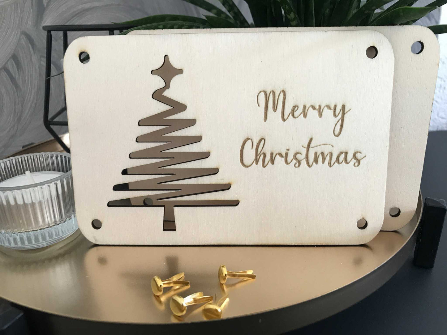 Weihnachtliche Geldkarte mit "Merry Christmas"-Gravur und Baumdesign, festlich verpackt.