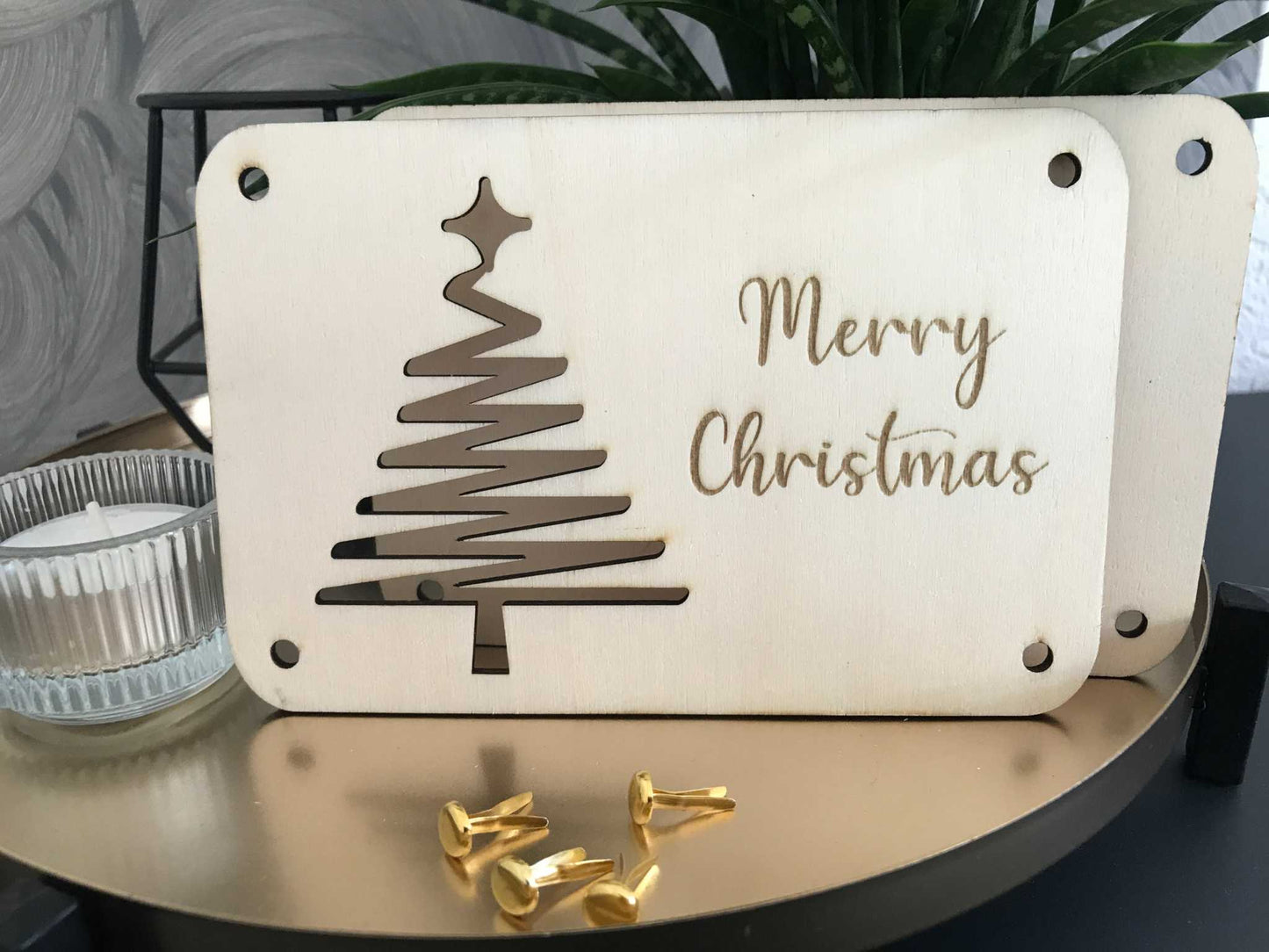 Kreative Holz-Geldkarte zu Weihnachten mit "Merry Christmas" Gravur und Weihnachtsbaum-Design.
