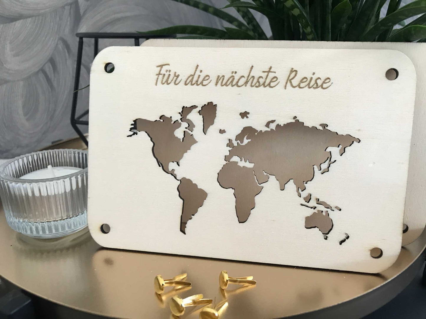 Kreative Geldkarte mit Weltkartendesign und Schriftzug "Für die nächste Reise", einschließlich Grundplatte und Befestigungsklammern.