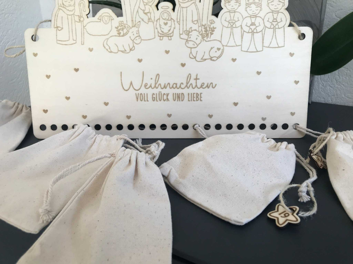 Personalisierbarer Holz-Adventskalender mit 24 Säckchen, nachhaltige Weihnachtsdekoration.