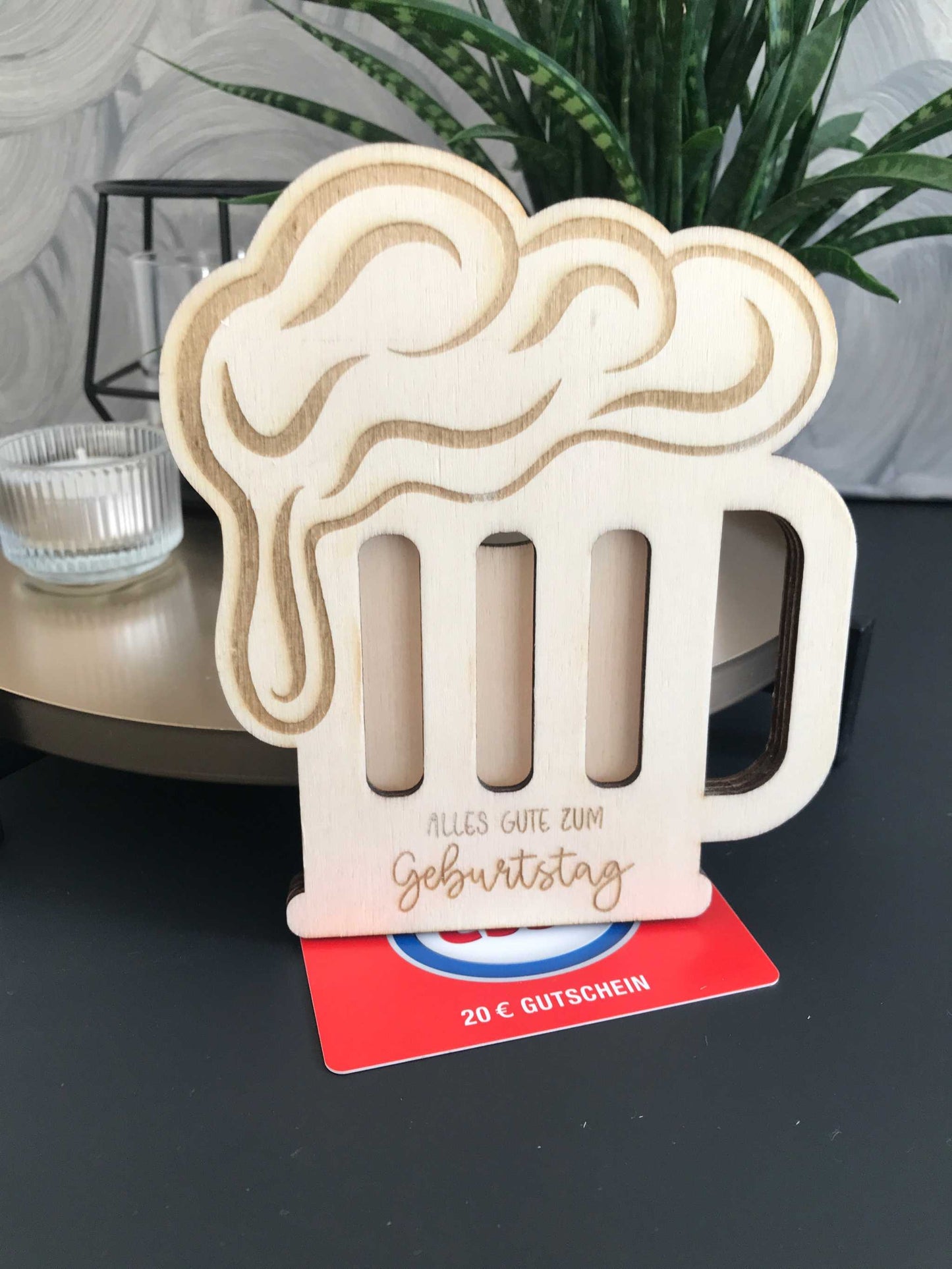 Holz-Gutscheinbox in Bierglasform für Geburtstagsgeschenke und kreative Präsentation von Gutscheinkarten.