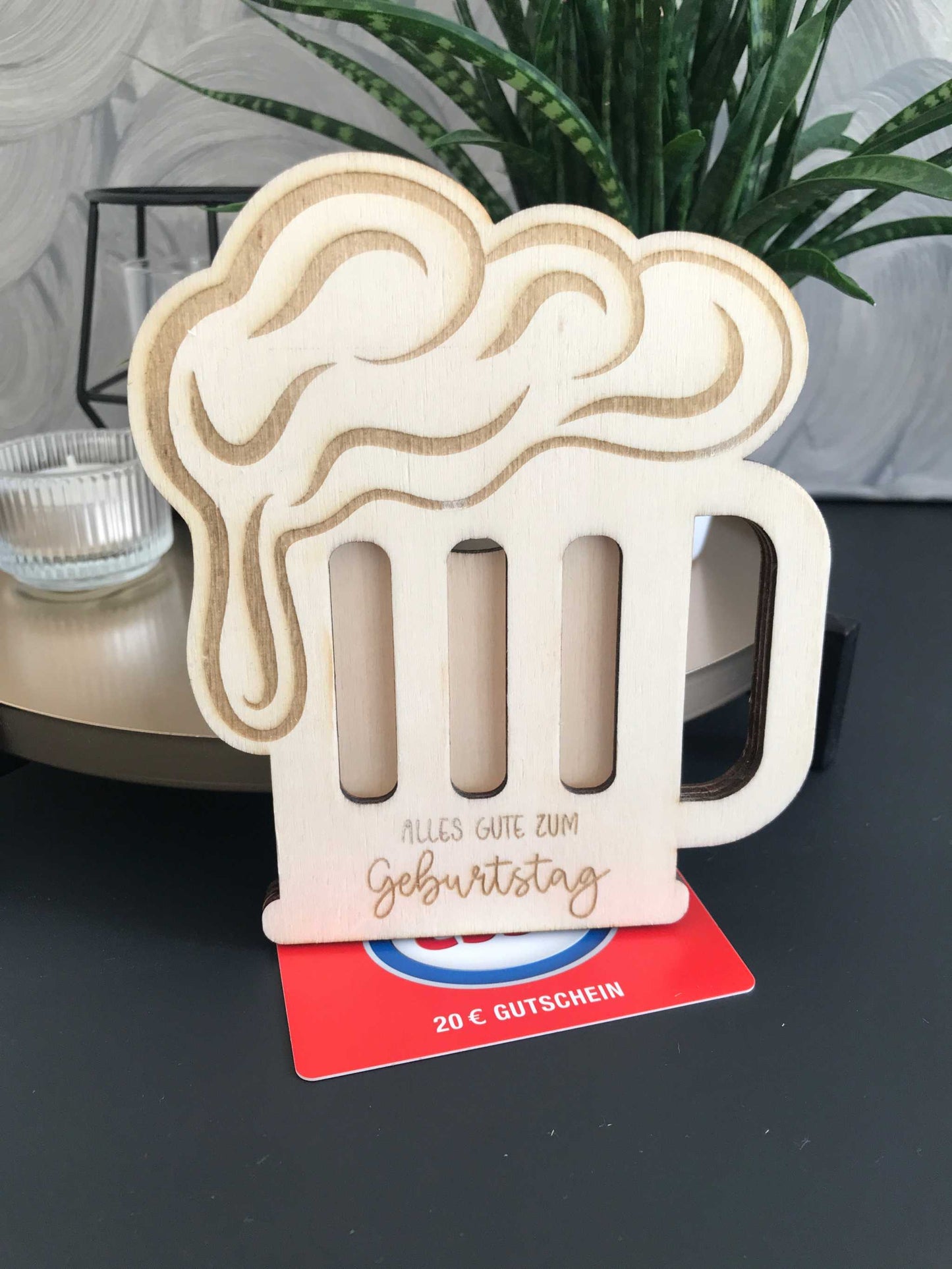 Holz-Gutscheinbox im Bierkrug-Design für stilvolle Geschenkkarten-Präsentation.