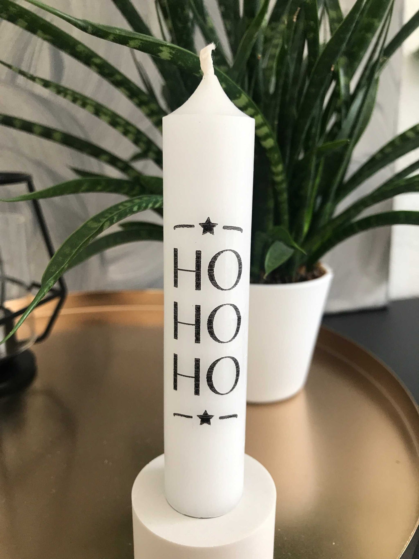 Kerzen mit "Ho Ho Ho" Design, ideale Weihnachtsdekoration.