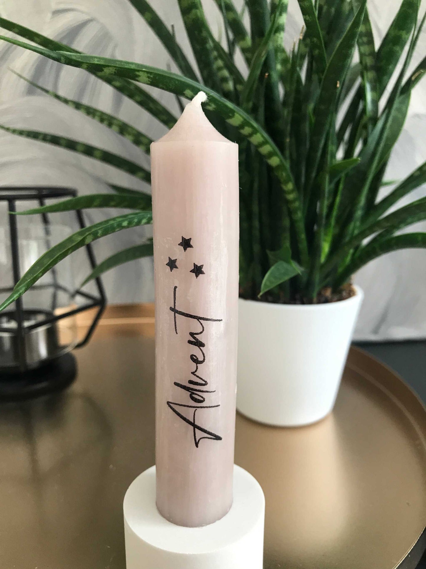 Weihnachtskerzen - Festliche Stabkerze für Weihnachten in Adventsdeko auf goldenem Tablett.