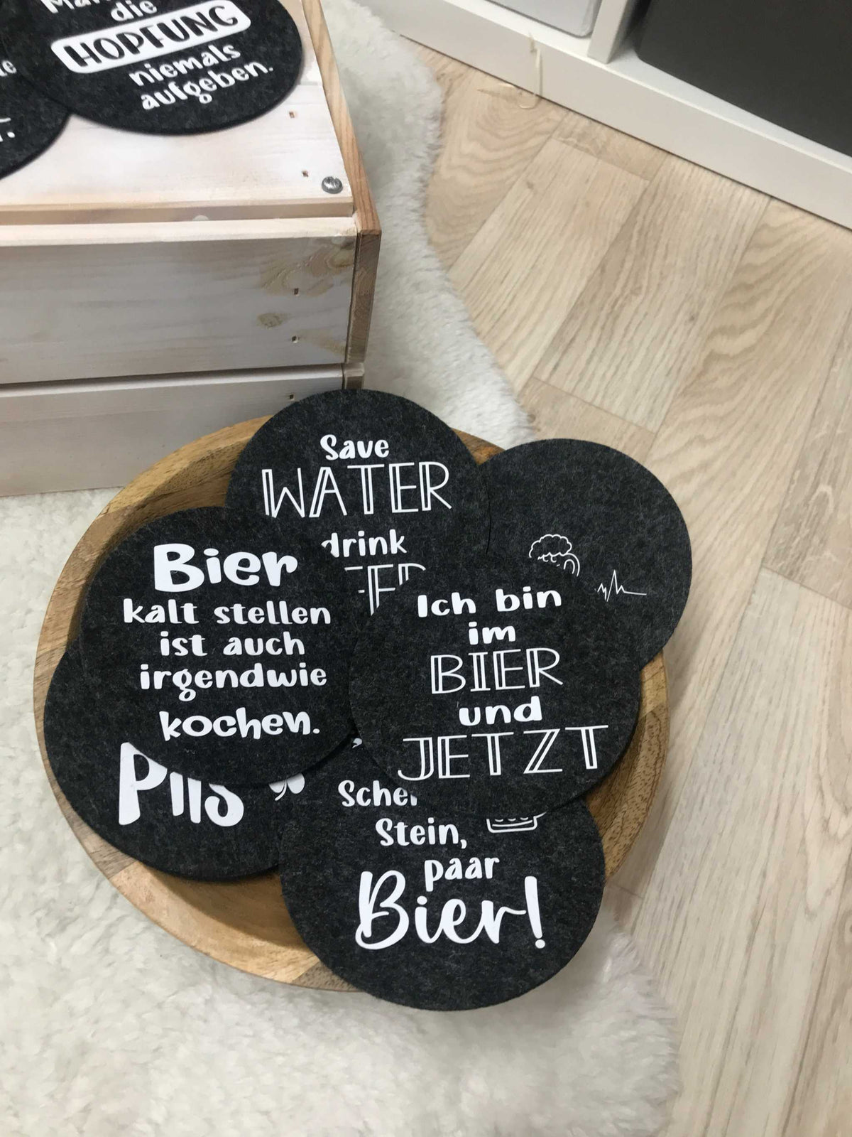 Filzuntersetzer mit Biersprüchen, 13-teilig, anthrazit und hellgrau, 11 cm Durchmesser, perfekt als Geschenk für Bierliebhaber, schützt Oberflächen stilvoll