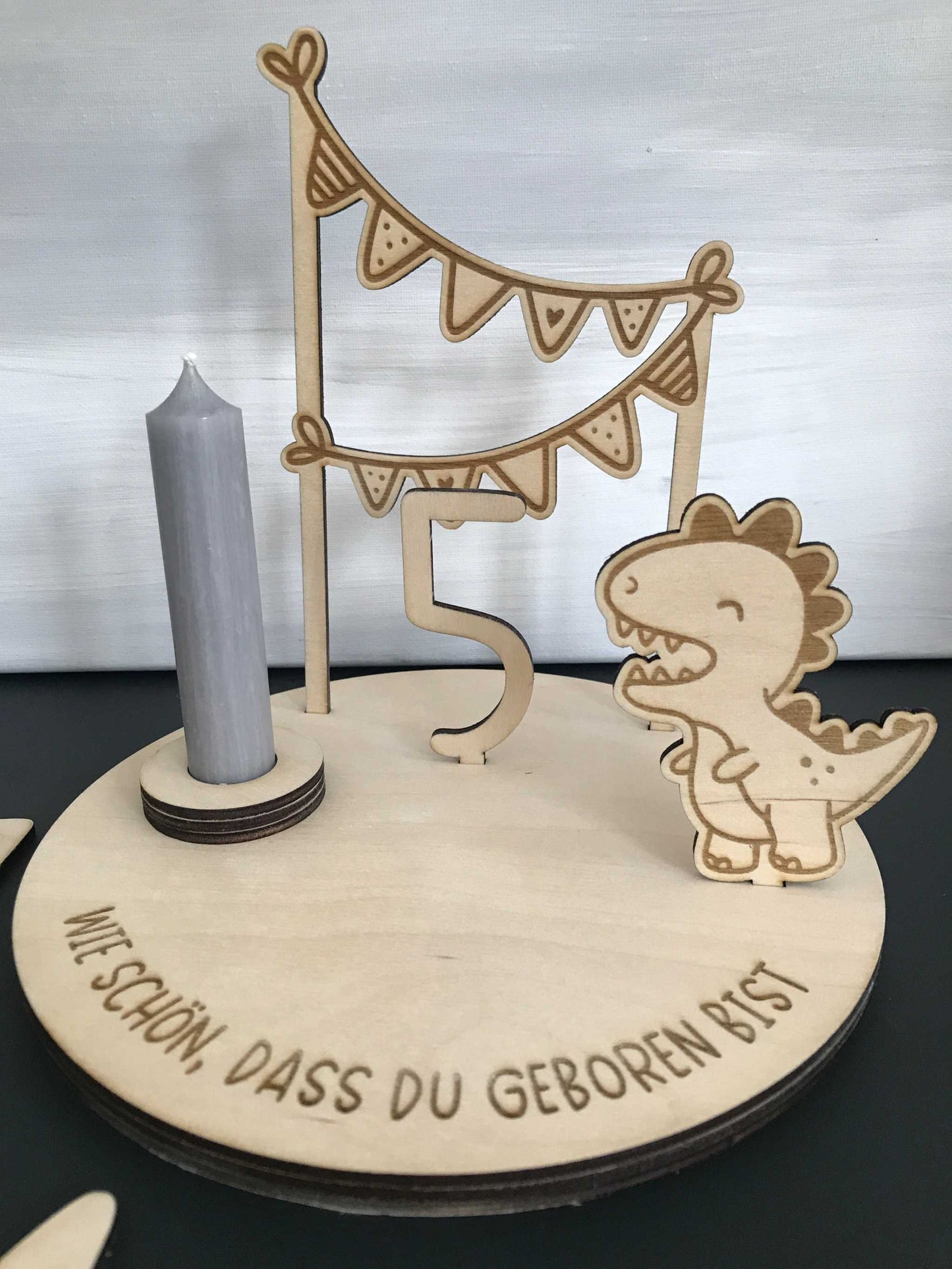 Holz-Geburtstagsteller für Kinder mit Dino-Motiv, Kerzenhalter und Zahlen, personalisierbar, aus Birkensperrholz.