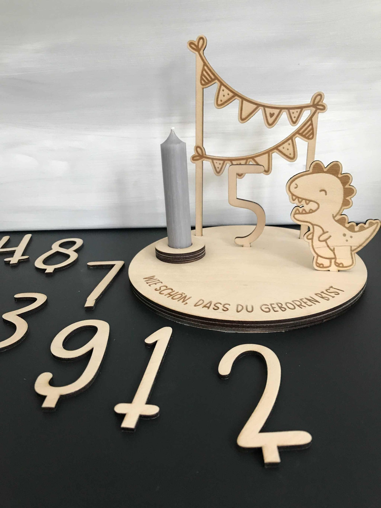 Holz-Geburtsteller für Kindergeburtstag mit Dino-Motiv und Kerzenhalter, nachhaltig und personalisierbar.