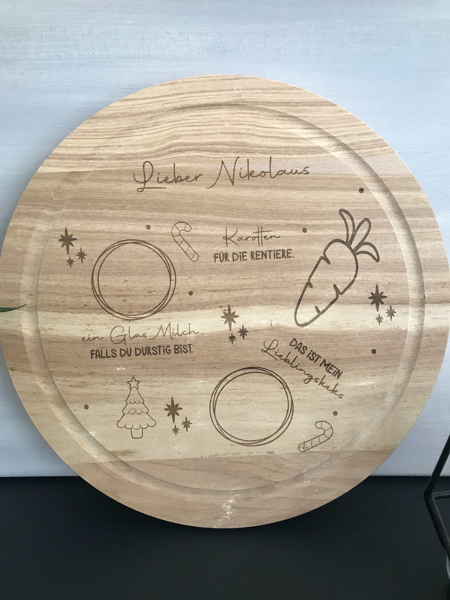 Weihnachtsteller aus Holz mit Gravur für Nikolaus, Durchmesser 24 cm, dekorativ, natürliche Holzmaserung.