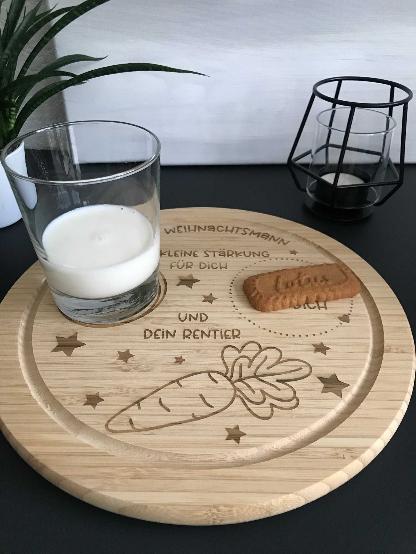 Nikolausteller aus Holz mit Platz für Milch, Plätzchen und Karotte, Durchmesser ca. 24 cm.