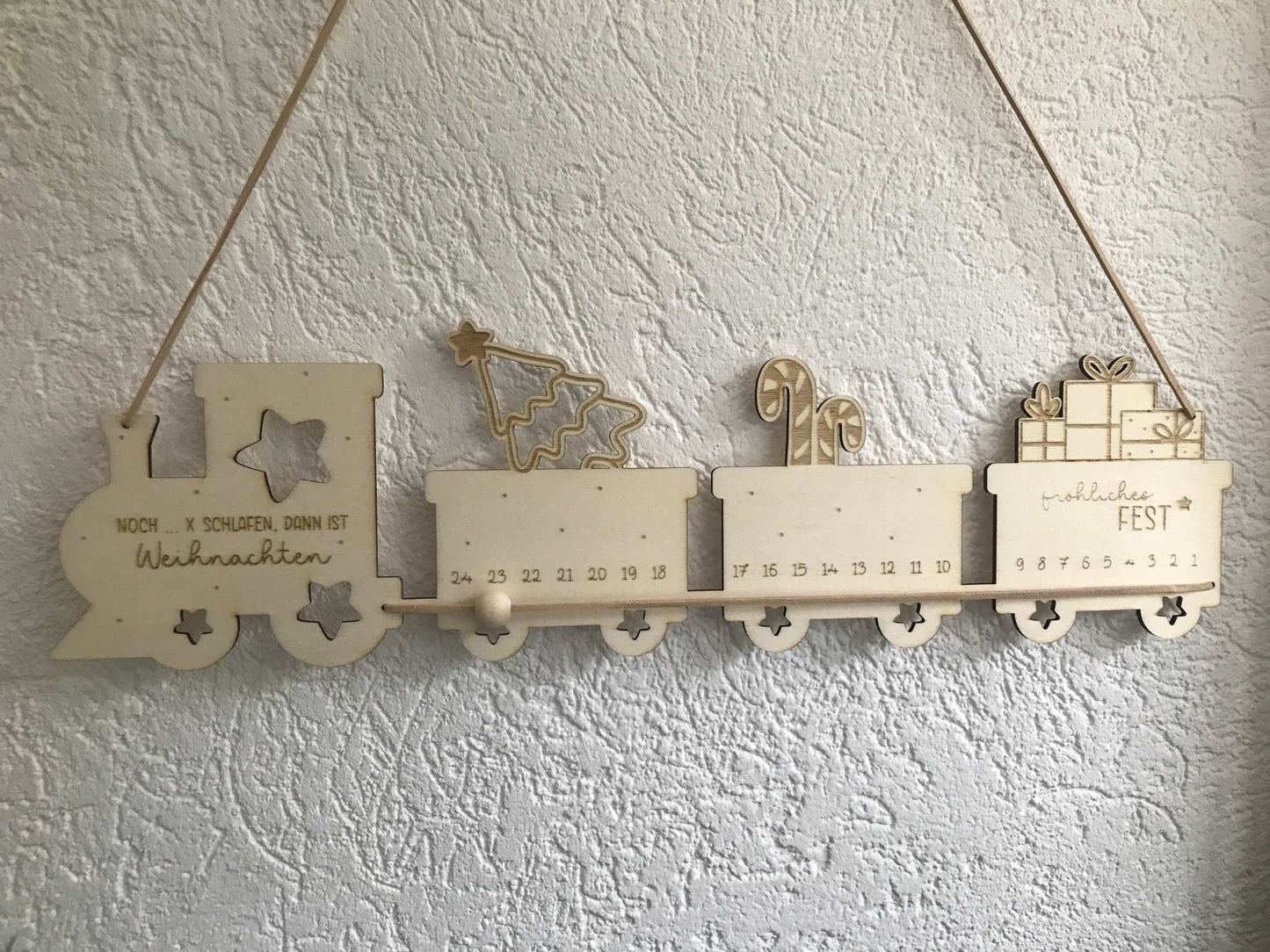 Adventskalender aus Holz in Zugform mit Zahlen für Weihnachtstag-Countdown, personalisiert und nachhaltig.