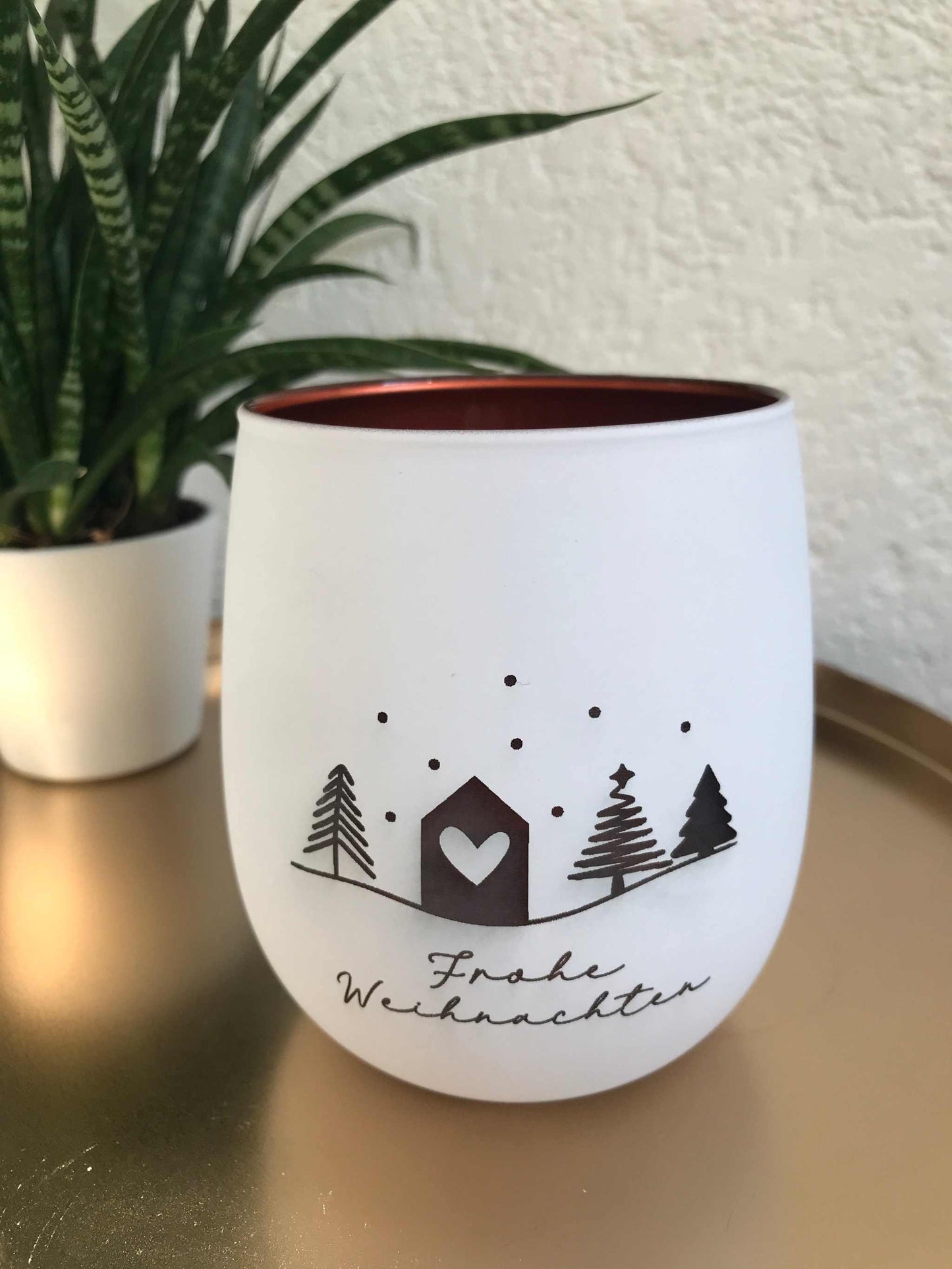 Weihnachtliches Windlicht mit gravierten Designs, weiß-roségold, ideal als Geschenk oder Dekoration.