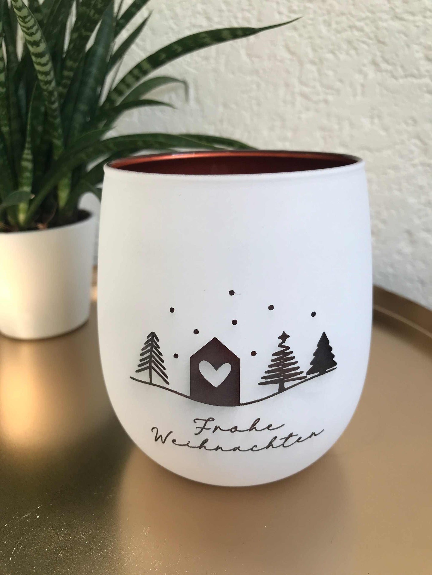Weihnachtliches Windlicht mit graviertem Design und Dekorationselementen.