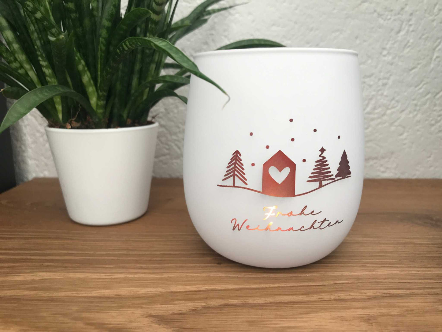 Weihnachtliches Windlicht mit Gravur, ideale Geschenkidee und Dekoration in weiß-roségold auf Holztisch.
