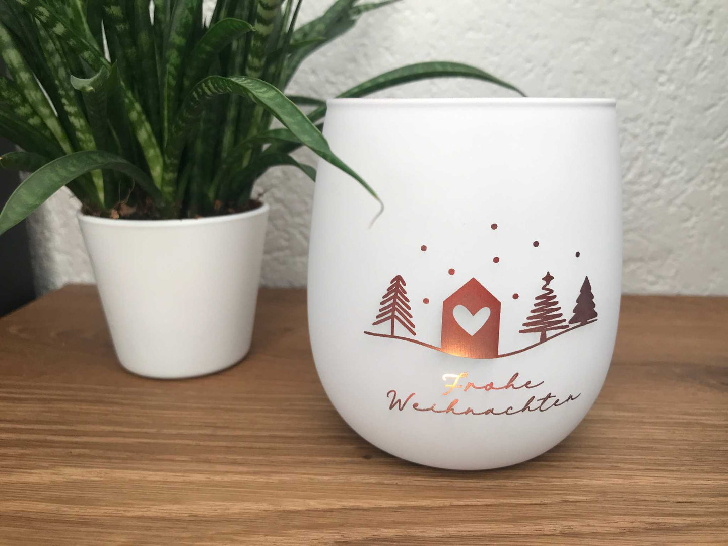 Weihnachtliches Windlicht in weiß-roségold, graviertes Glas für festliche Dekoration.