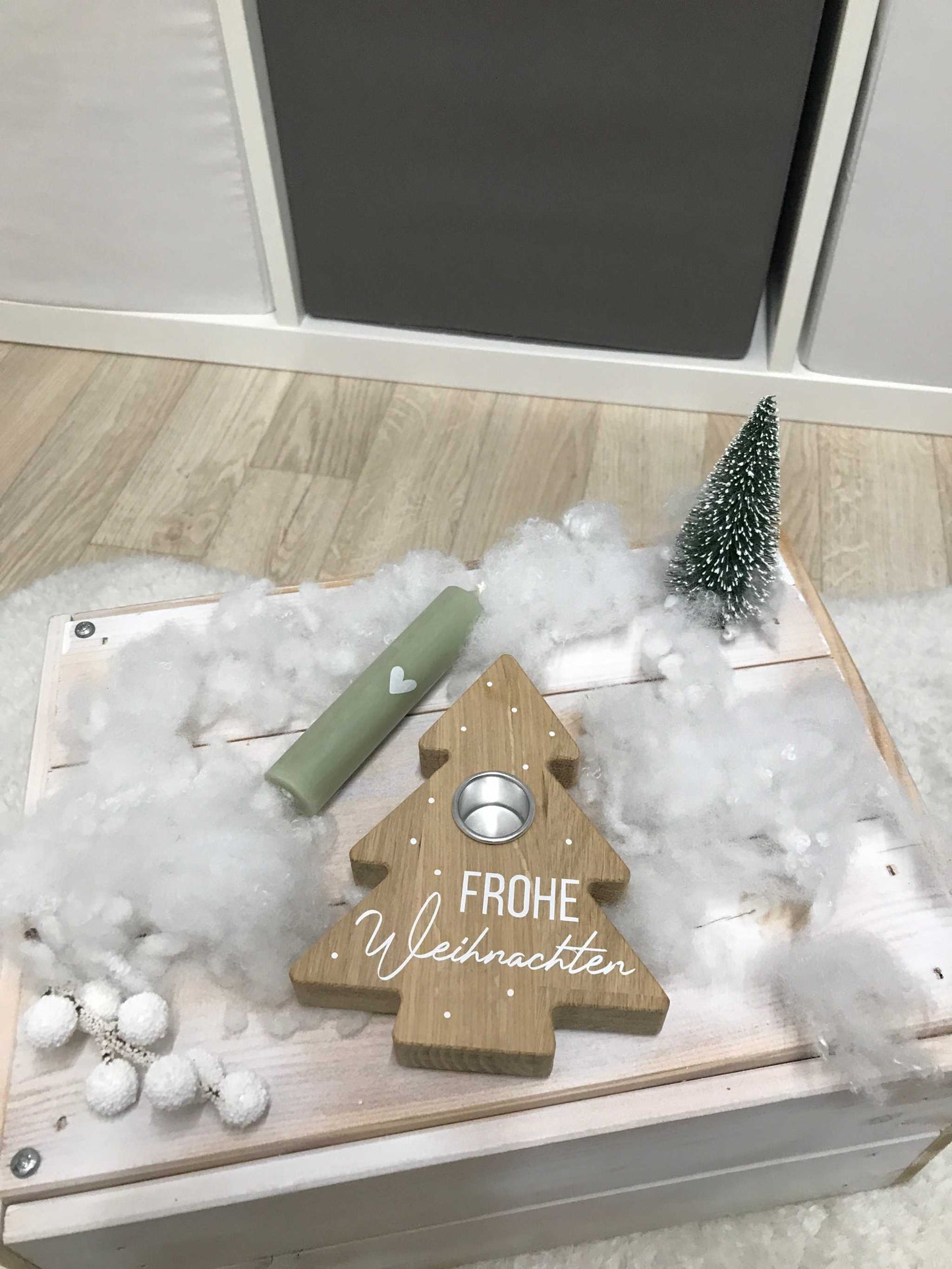 Kerzenhalter in Tannenbaum-Form aus Eichenholz auf einem Holztisch, dekoriert für Weihnachten.