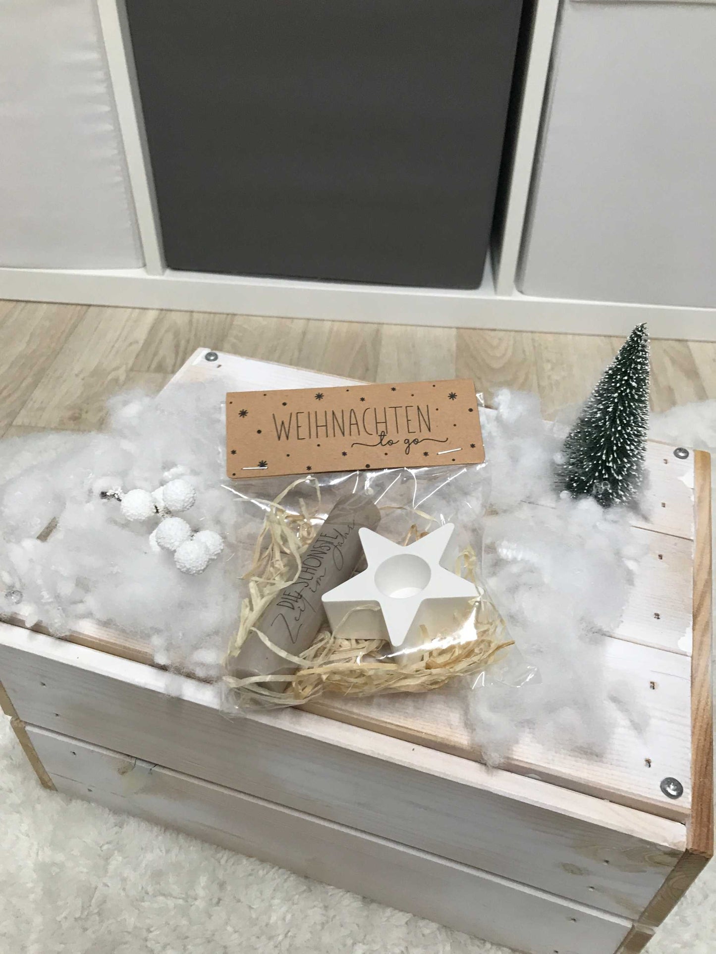 Weihnachtsgeschenk Kerze Set mit Stern-Kerzenständer und Deko auf Holzbox