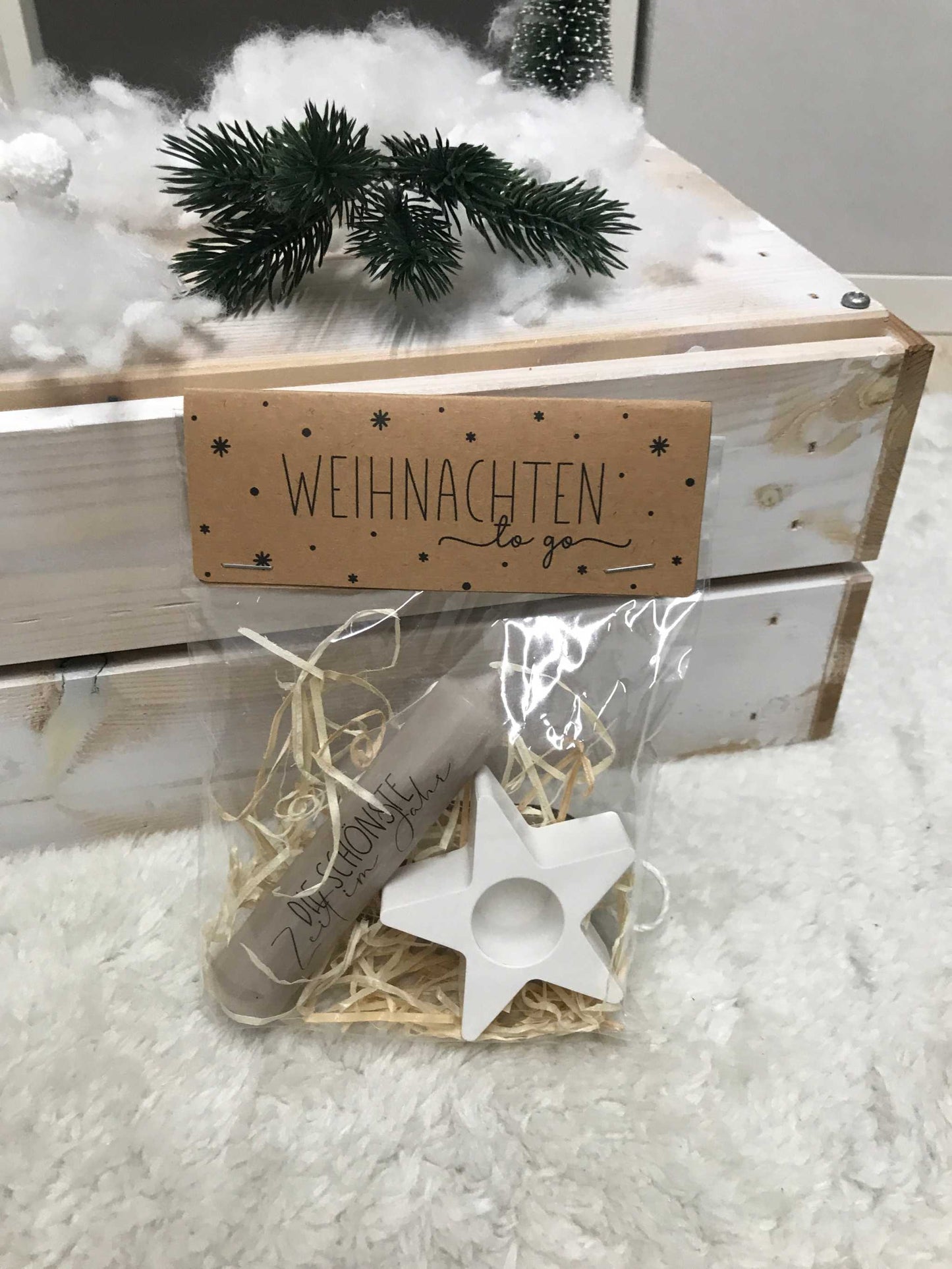 Weihnachtsgeschenk Kerze Geschenkset mit Keramikkerzenständer und Stern auf weißem Teppich.