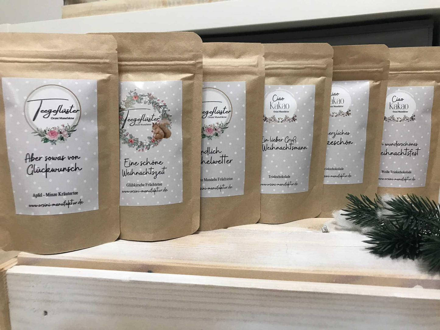 Keramiktasse mit gelasertem Spruch "Christmas morning" in Grau und Beige, 360 ml, personalisierbar.