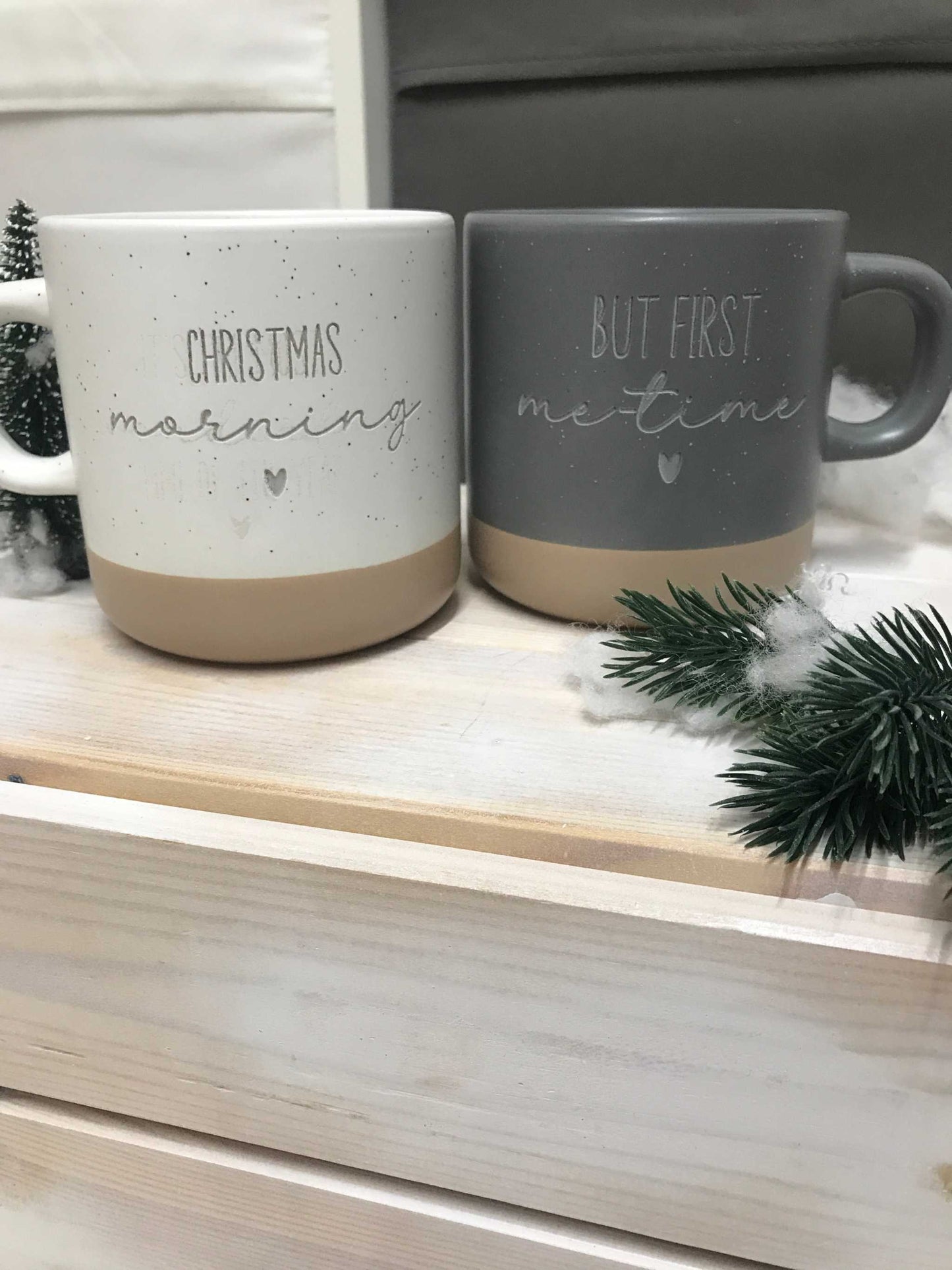 Keramiktasse mit "Christmas morning" Gravur, in Grau und Beige, 360 ml, personalisierbar, spülmaschinenfest.