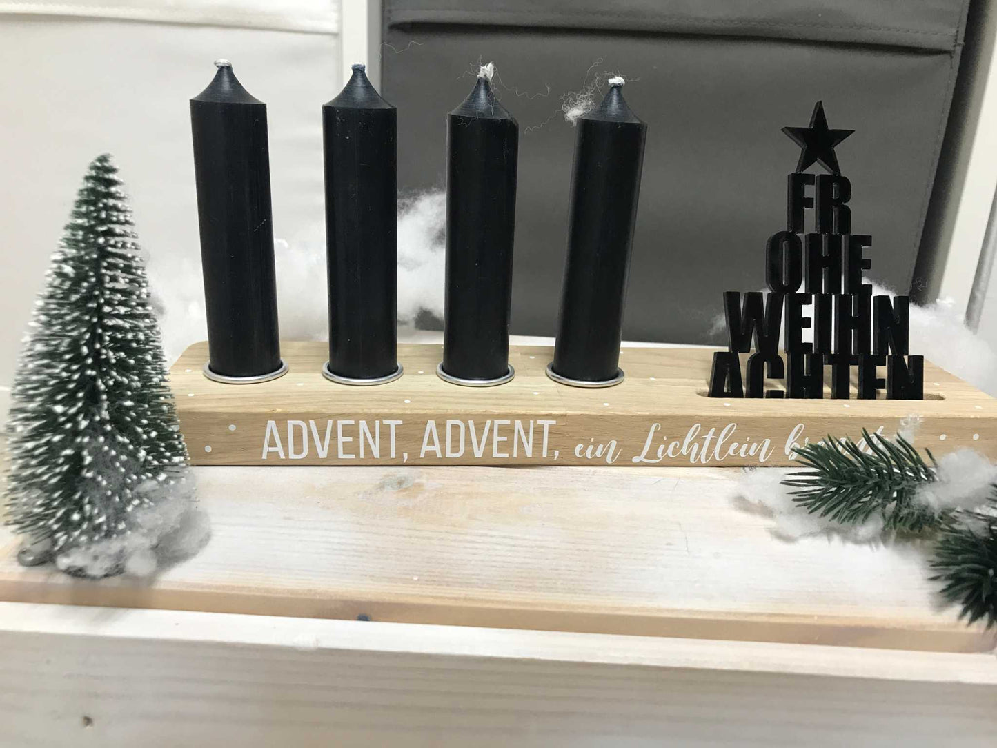 Holz Adventskerzenhalter mit Acryl-Schriftzug und Kerzentüllen, weihnachtliche Dekoration.