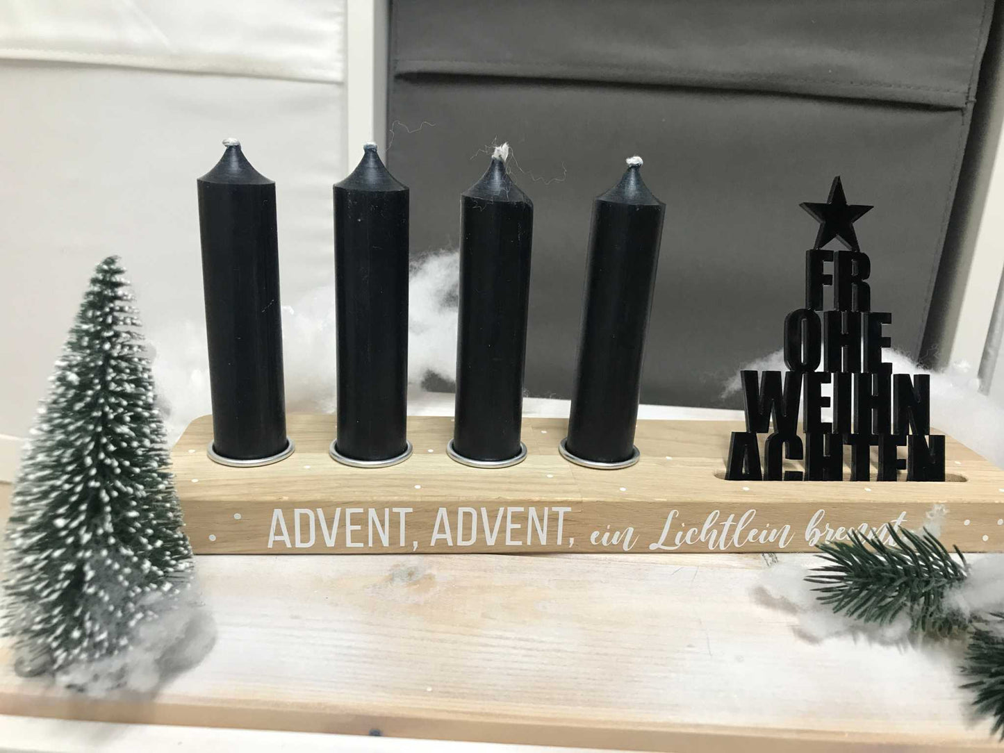 Moderner Adventskerzenhalter aus Holz mit Acryl-Schriftzug für Weihnachtsdekoration.