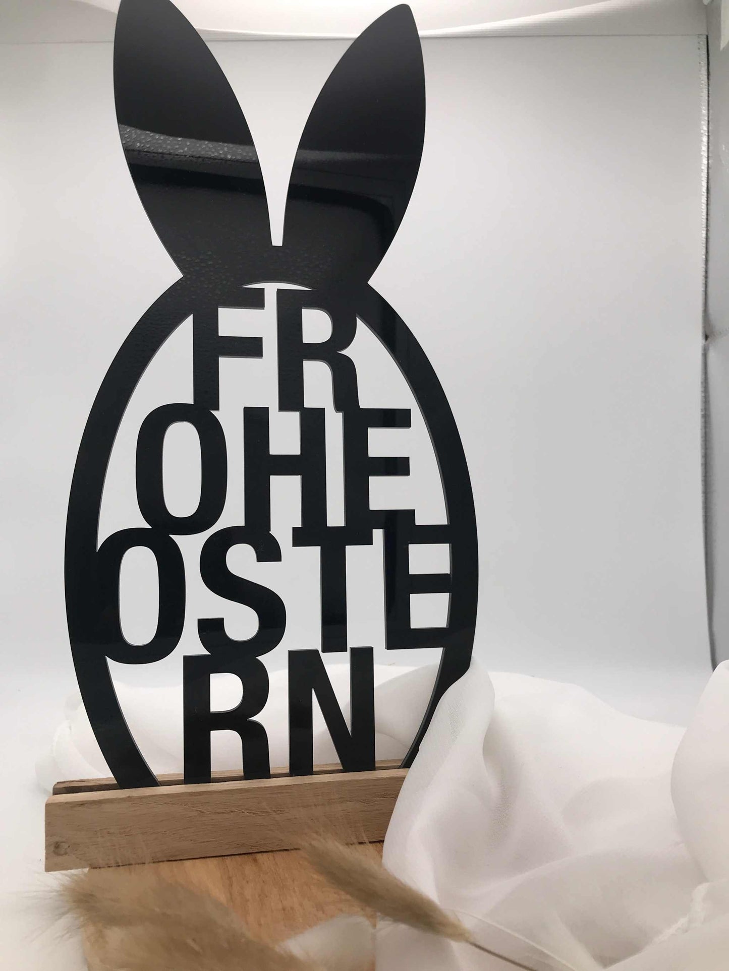 Osterdekoration "Frohe Ostern" aus Acryl und Holz, festliche Tischdeko.