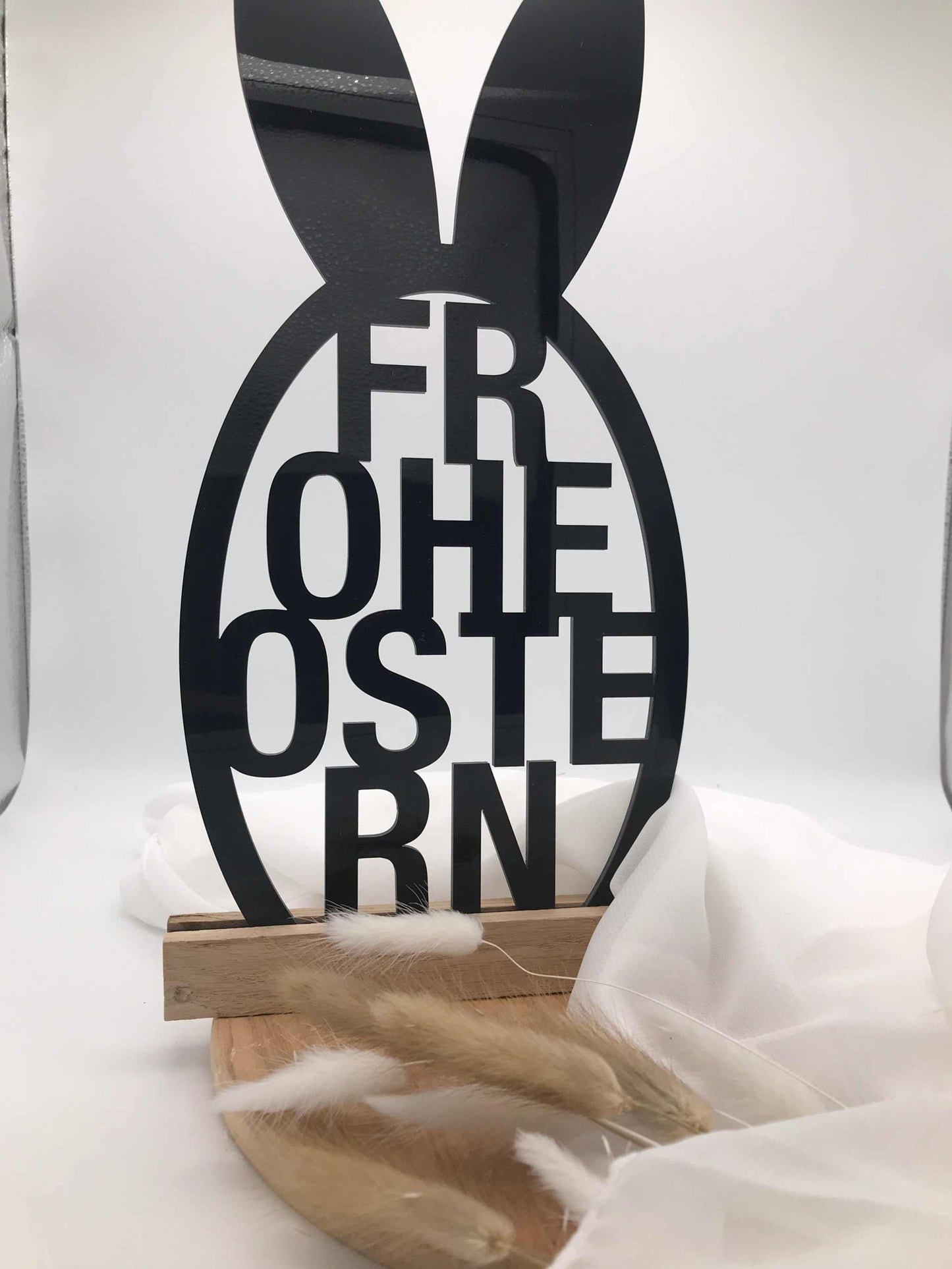 Osterdekoration "Frohe Ostern" aus Acryl mit Holzklötzchen, moderne festliche Deko.