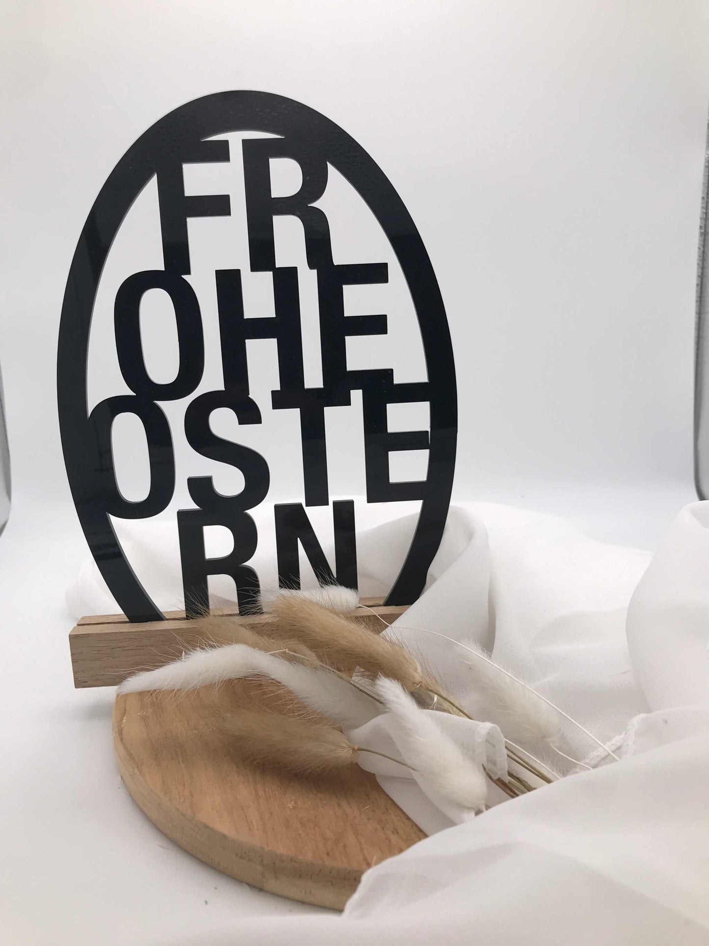 Osterdekoration "Frohe Ostern" Schriftzug aus Acryl und Holzklötzchen.