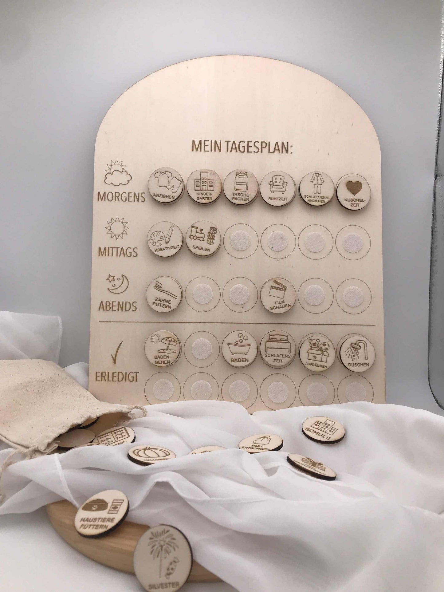 Holz-Tagesplan für Kinder mit 28 Routineplättchen zur visuellen Organisation des Tagesablaufs.