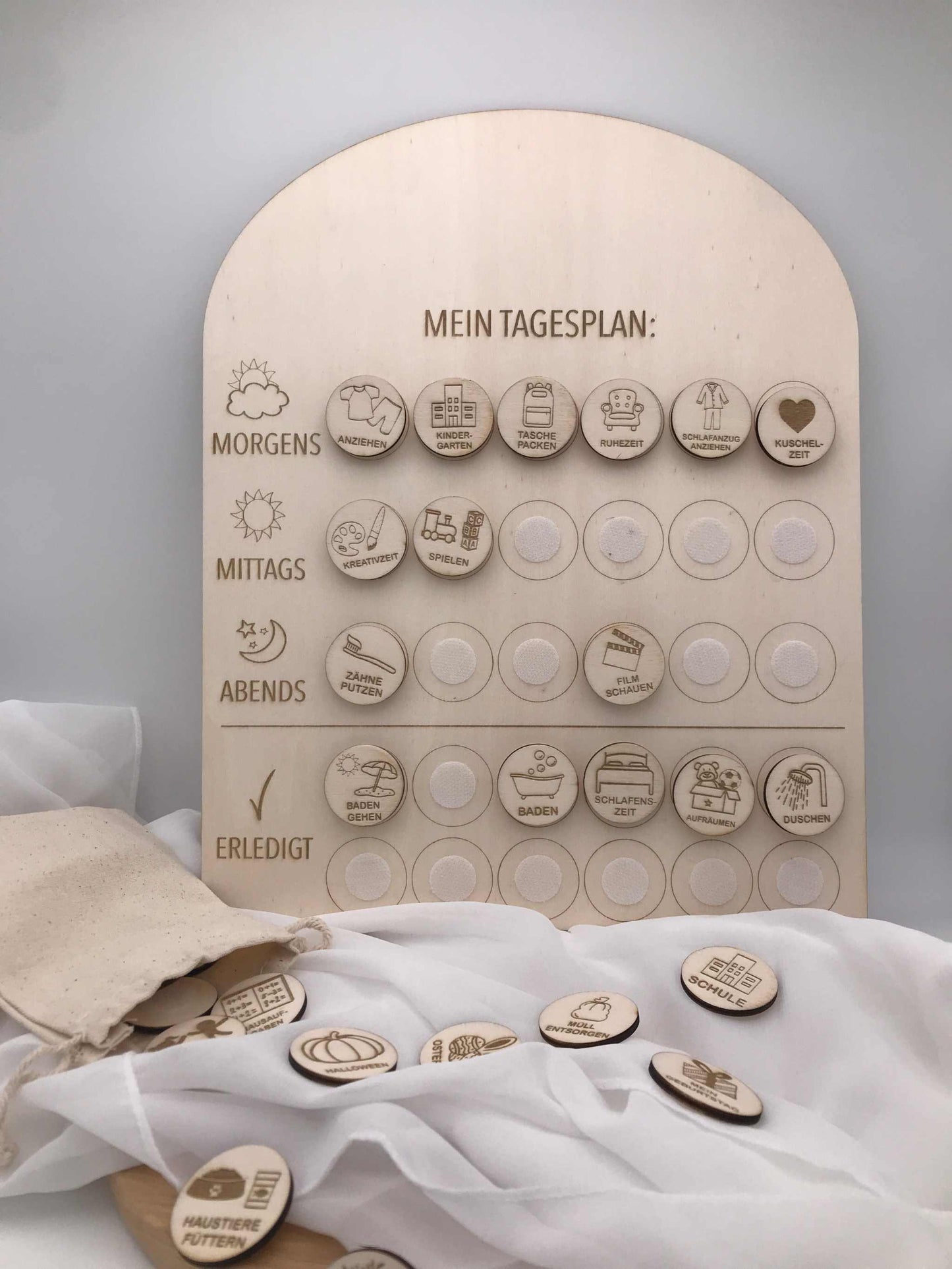Holz-Tagesplan für Kinder mit 28 Routineplättchen zur Organisation des Tagesablaufs.