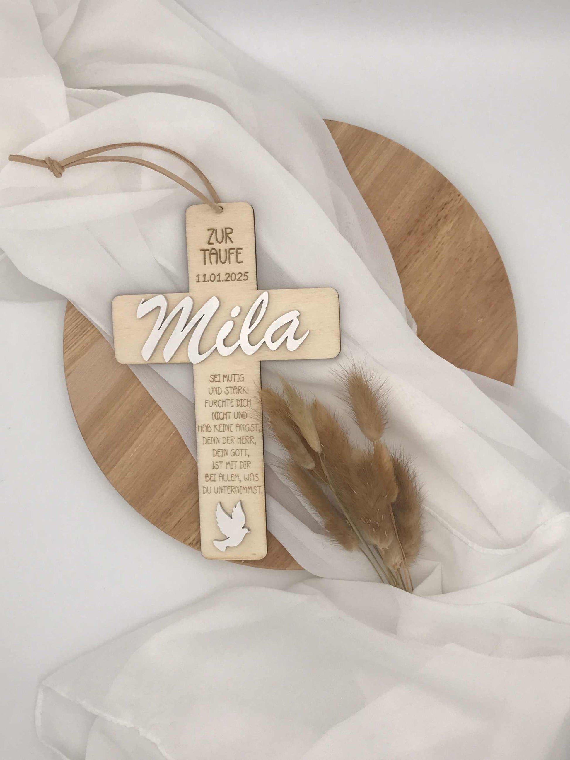 Holzkreuz mit Gravur zur Taufe, personalisiertes Geschenk aus hochwertigem Holz, symbolisch und nachhaltig.