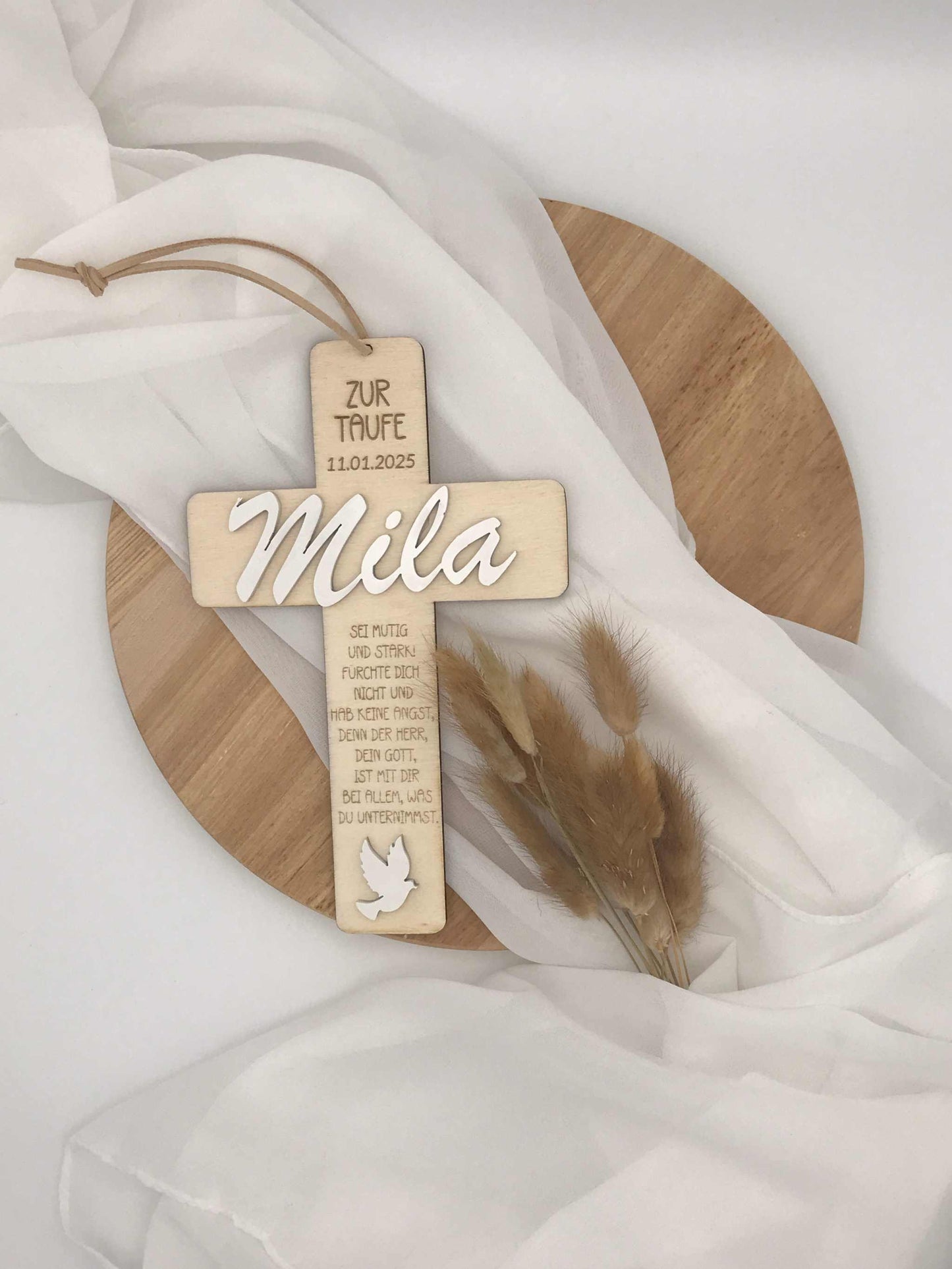 Personalisiertes Holzkreuz zur Taufe mit Gravur, nachhaltig und symbolisch.