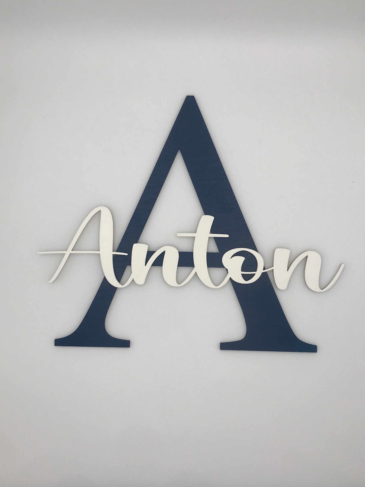 Individuell gestaltbares Türschild für das Kinderzimmer, Buchstabe "A" mit Name "Anton" aus Sperrholz.