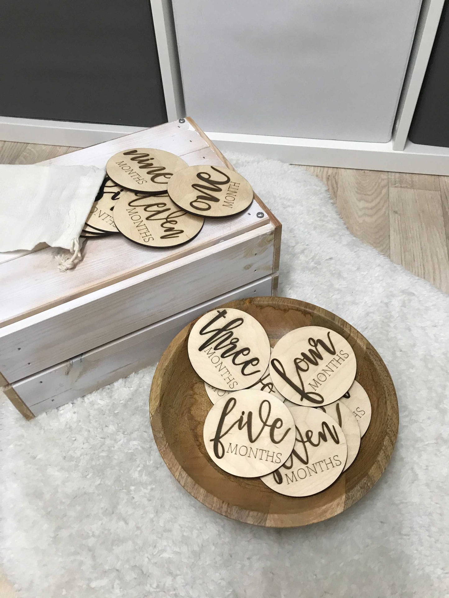 Holzscheiben für Baby Meilensteine mit Monatsgravur für Fotos und Erinnerungen