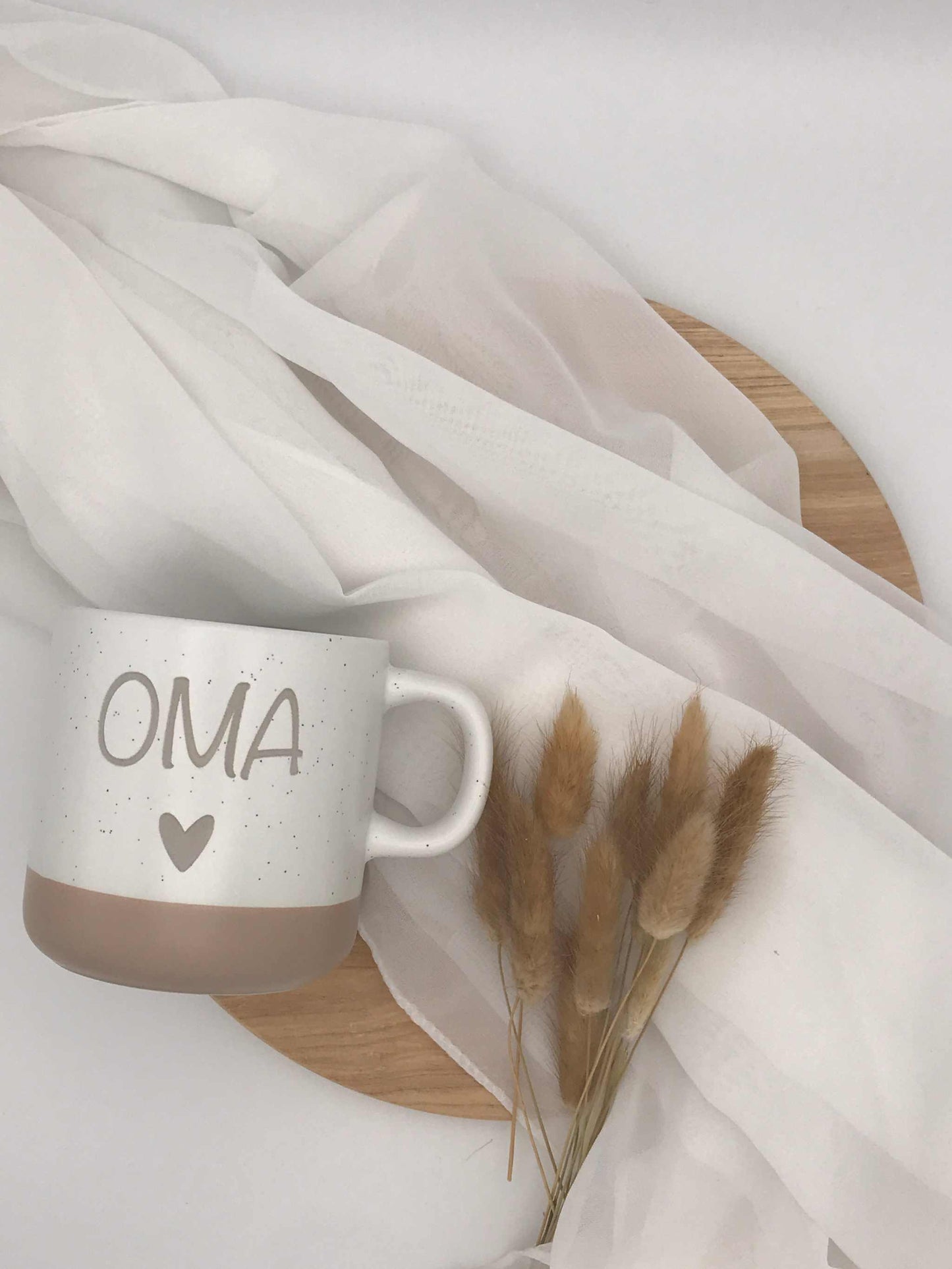 Keramiktasse "Oma" mit Herzdesign, grau und beige, aus hochwertiger Keramik.