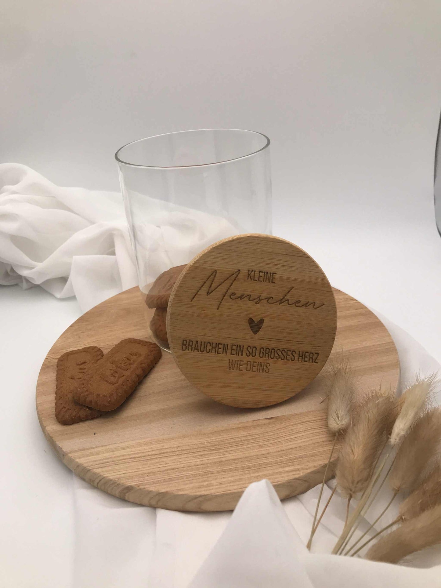 Abschiedsgeschenk Vorratsglas für Erzieherin oder Tagesmutter mit Holzdeckel auf Holzteller.