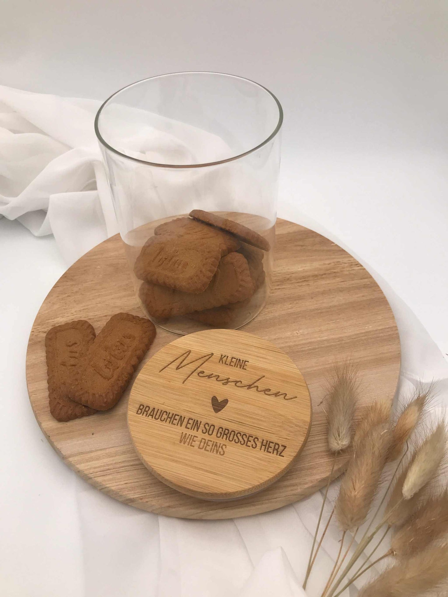 Vorratsglas Abschiedsgeschenk für Erzieherin mit Gravur und Holzdeckel auf Holzplatte.