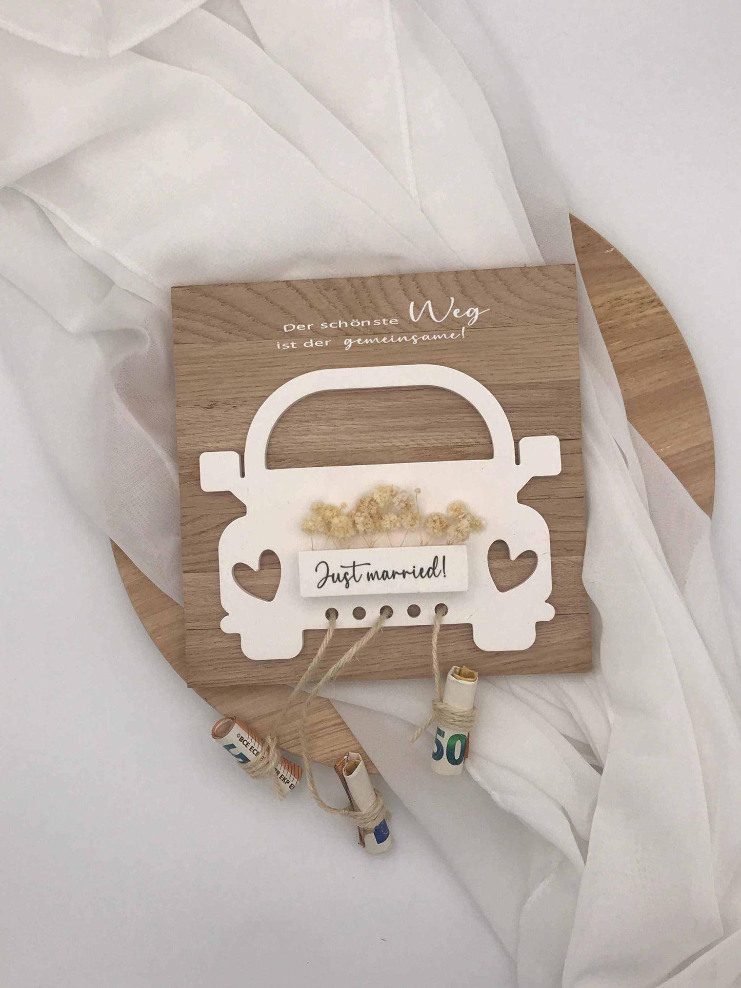 Hochzeitsgeschenk aus Raysin und Holz mit Auto-Design und "Just married"-Schriftzug.