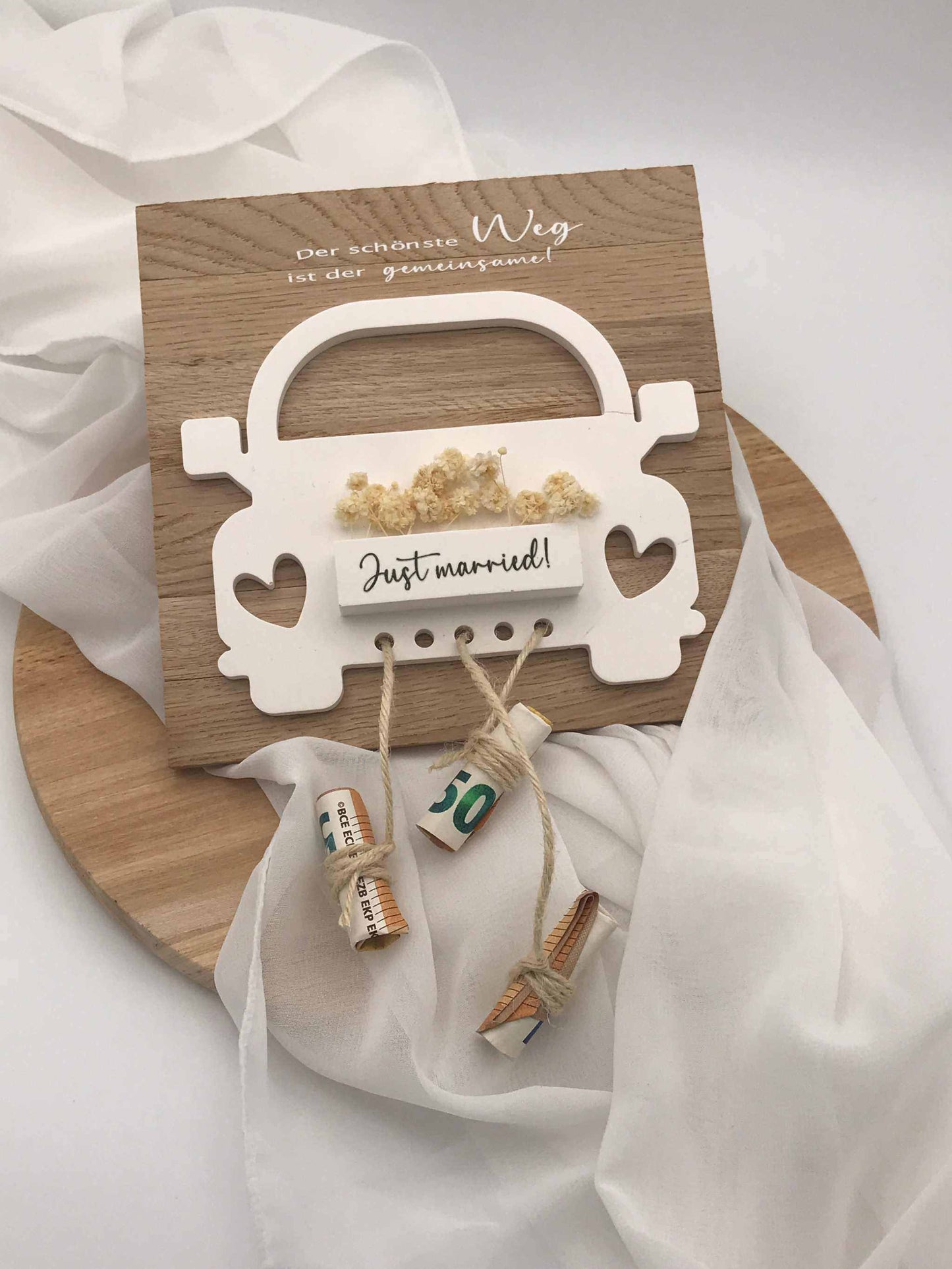 Hochzeitsgeschenk aus Raysin und Holz in Autodesign, ideal als stilvolles Geldgeschenk für Brautpaare.