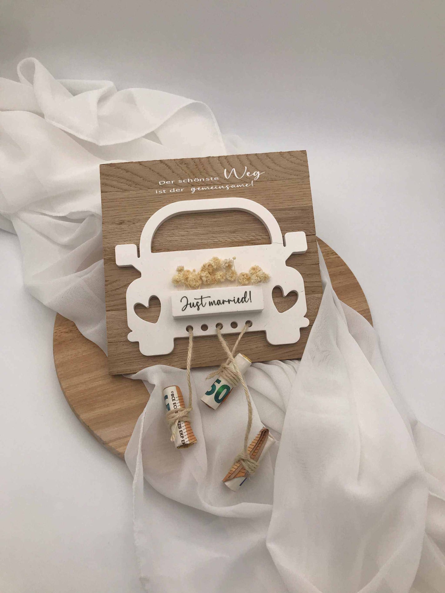 Hochzeit Geldgeschenk aus Raysin und Holz mit individuellem Design auf Holzplatte.